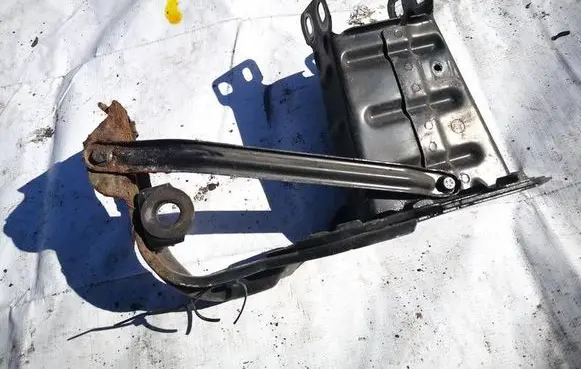 Mercedes-Benz C W203 Front bumper mounting bracket 