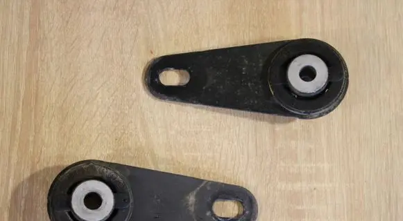 Headlight/headlamp mounting bracket