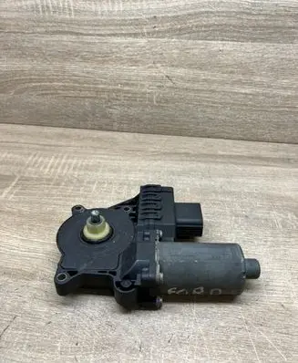 Ford Mondeo Mk III Front door window regulator motor 0130821770