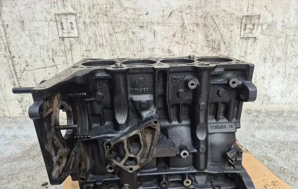 BMW X3 E83 Engine block 7786664 204D4 7786659