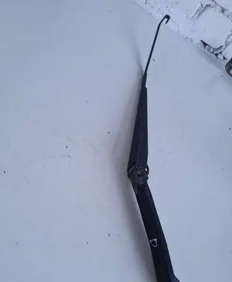Front wiper blade arm