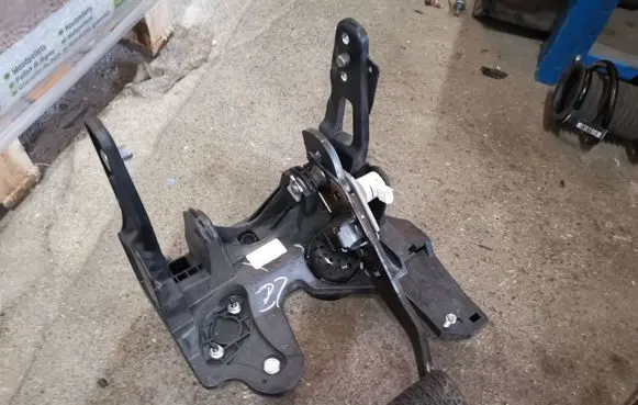 Chevrolet Cruze Brake pedal 13400078