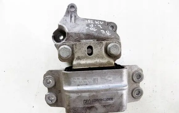 Volkswagen PASSAT B6 Engine mount bracket