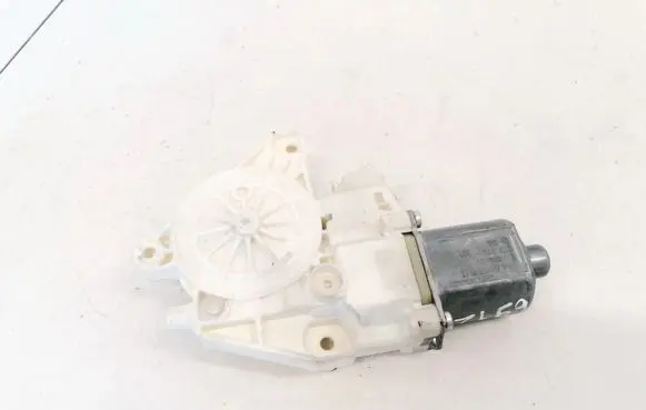 Mercedes-Benz C W204 Front door window regulator motor A2048200142 0130822503