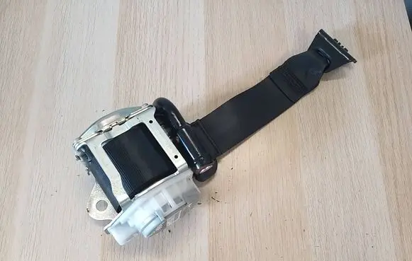 Rear seatbelt