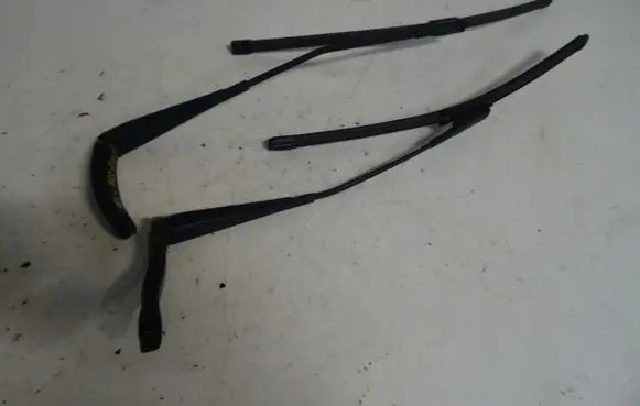 Mercedes-Benz B W245 Front wiper blade arm