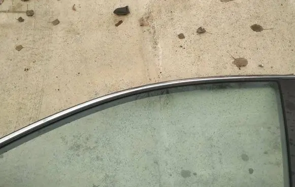 Honda CR-V Front door window glass four-door as2