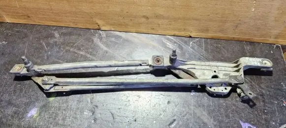Ford Focus Front wiper linkage and motor 4m5117k484