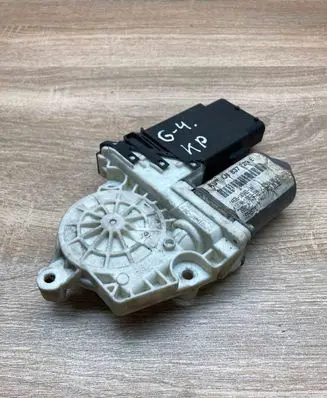 Volkswagen Golf IV Front door window regulator motor 1J4837729E