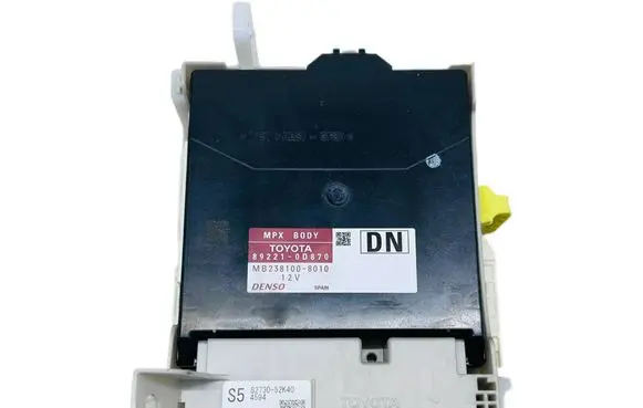 Toyota Yaris Central body control module OYT25900 89221-0D870 82730-52K40