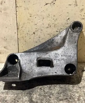 BMW 3 E46 Engine mounting bracket 6750441 22116750441 22111097151