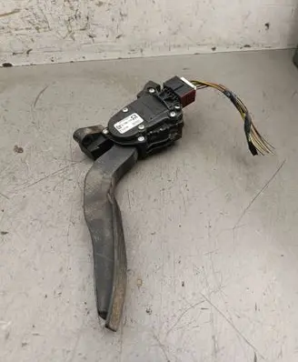 Accelerator throttle pedal