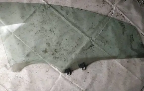Honda Civic Front door window glass four-door as2