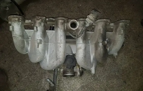 BMW 5 E34 Intake manifold 1719753