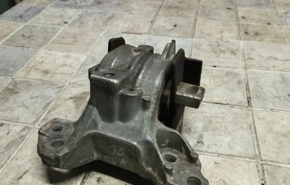 Citroen C5 Engine mount bracket