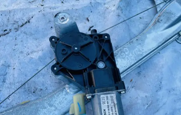 Chevrolet Cruze Rear door window regulator motor 0130822464 98810j3010