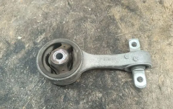 Honda Civic Engine mount bracket
