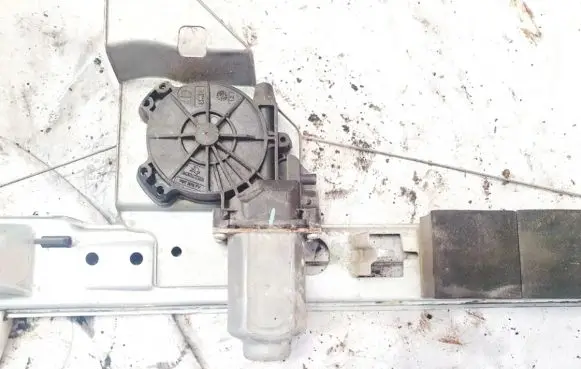 Renault Megane II Rear door window regulator motor