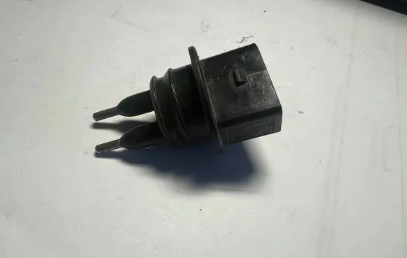 Audi A6 S6 C5 4B Windshield washer fluid level sensor 7M0919378 95VW17K656AA
