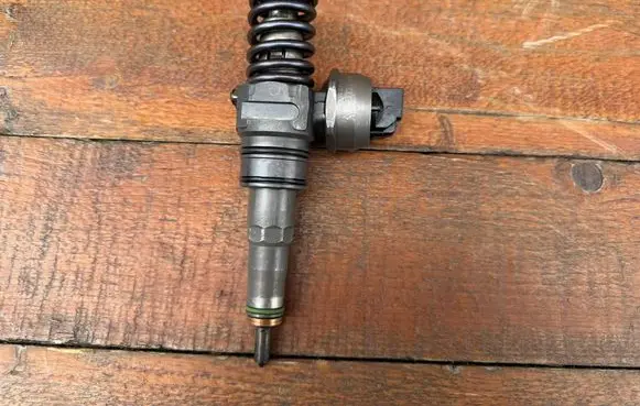 Volkswagen Transporter - Caravelle T5 Fuel injector 070130073R 0414720310