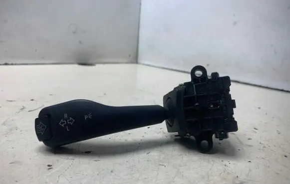 BMW 5 E39 Indicator stalk 8363668 01104010