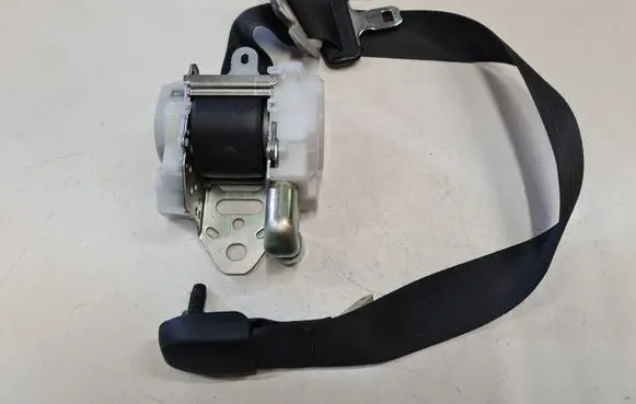 Lexus IS 220D-250-350 Front seatbelt 7M8750P 624098