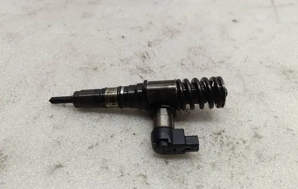 Volkswagen PASSAT B6 Fuel injector 03G130073S