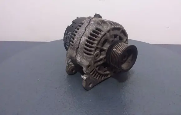 Volkswagen Golf III Generator/alternator 037903025C