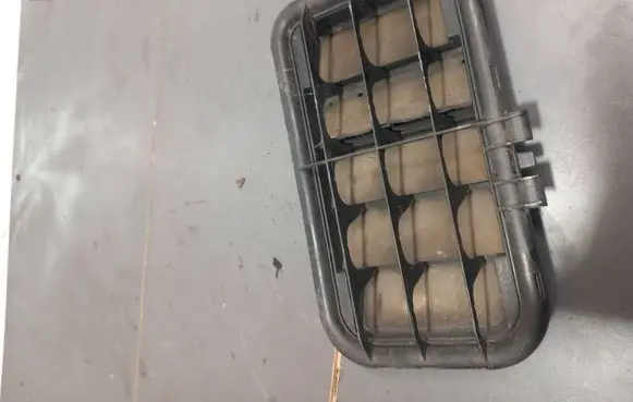 Quarter panel pressure vent