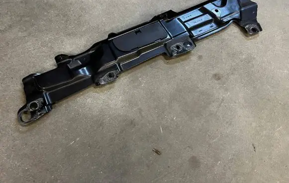 Land Rover Discovery 5 Fender mounting bracket HY3216150AB HY329H702BA