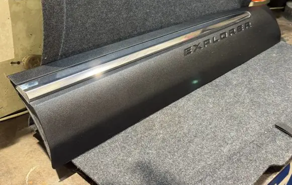 Ford Explorer VI Front door trim (molding) LB5BS20848