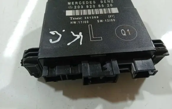 Volkswagen Golf V Door control unit/module 2038206526