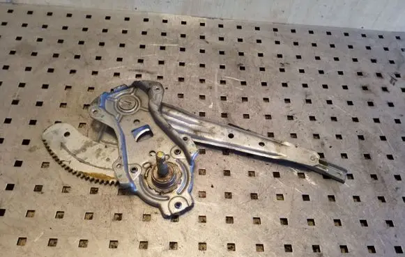 Rear door manual window regulator