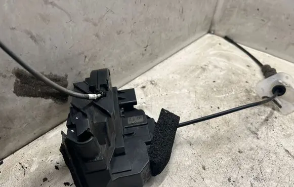Nissan Qashqai+2 Front door lock 17111L