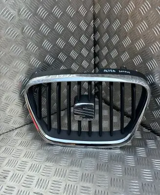Seat Altea XL Front bumper upper radiator grill 5P9853654