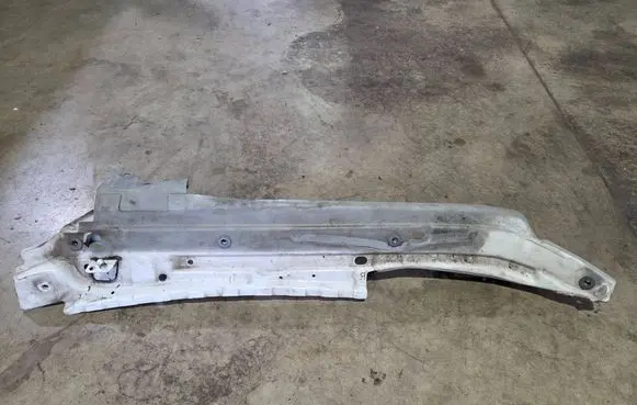 Audi Q7 4L Fender mounting bracket 4L0805158