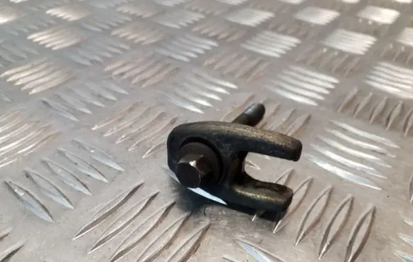 Nissan Juke I F15 Fuel Injector clamp holder