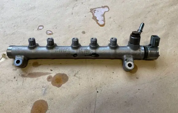 Volvo V40 Fuel main line pipe 31303612 A5260 10R56228