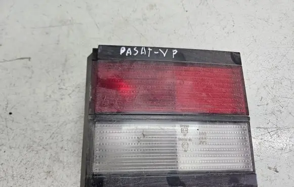 Volkswagen PASSAT B3 Tailgate rear/tail lights 333945107