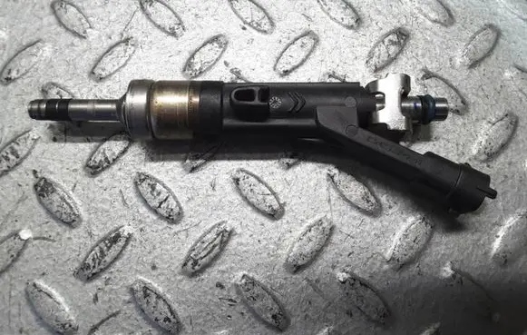 Peugeot 208 Fuel injector 9810335380