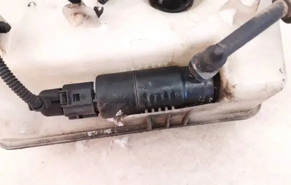 Volkswagen Golf V Headlight washer pump 