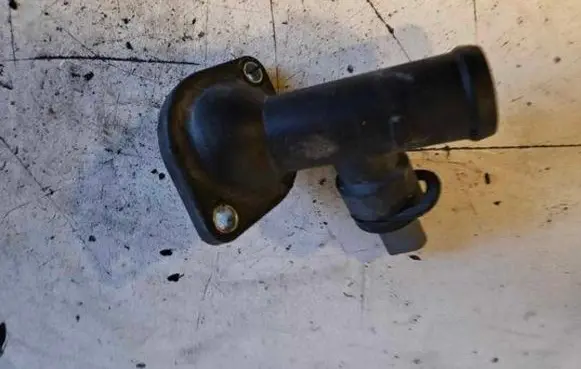 Volkswagen PASSAT B6 Engine coolant pipe/hose 03G121121D