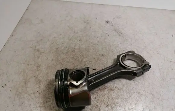 Hyundai i30 Piston with connecting rod