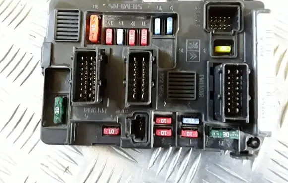 Peugeot Partner Fuse module 965061858000 BSMB2