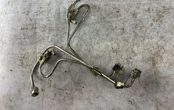 Fuel injector supply line/pipe