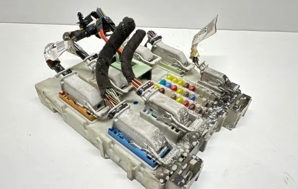 Ford Focus Fuse module BV6T14014 BV6N14A073 AV6T9A340AAA