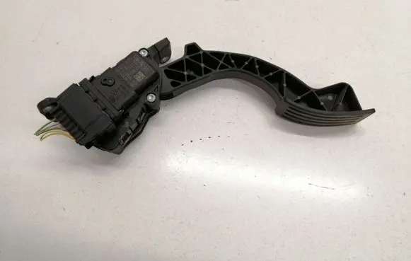 Ford Focus Accelerator throttle pedal 4M519F836AH