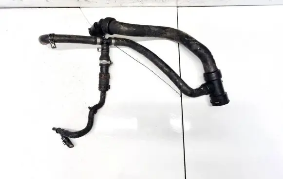 Volkswagen PASSAT B5.5 Engine coolant pipe/hose