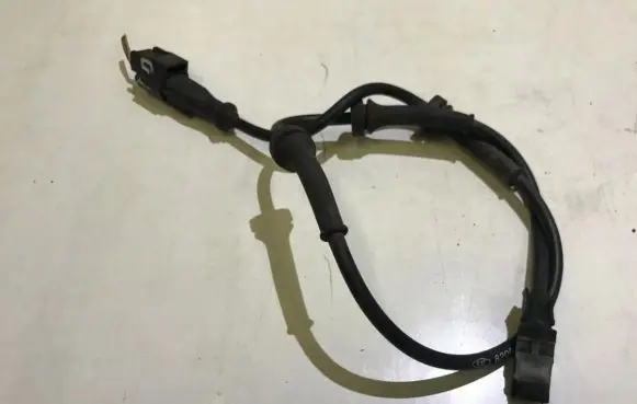 Renault Clio III ABS brake wheel speed sensor 8200419177 0265007742