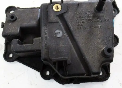 Volkswagen Golf VII Oil breather separator 04E103464AA